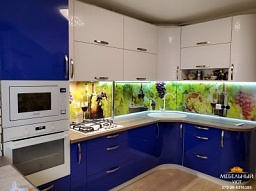 Современная угловая кухня в синем цвете